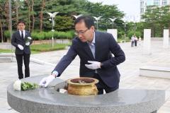현충탑 참배 사진